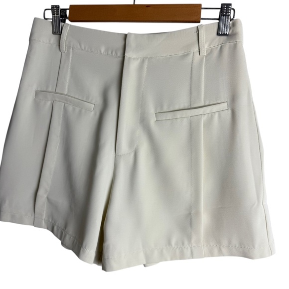 Wisteria Lane High Rise Pleated Shorts Women’s Size Medium Cream Tailored NWT - Picture 3 of 8